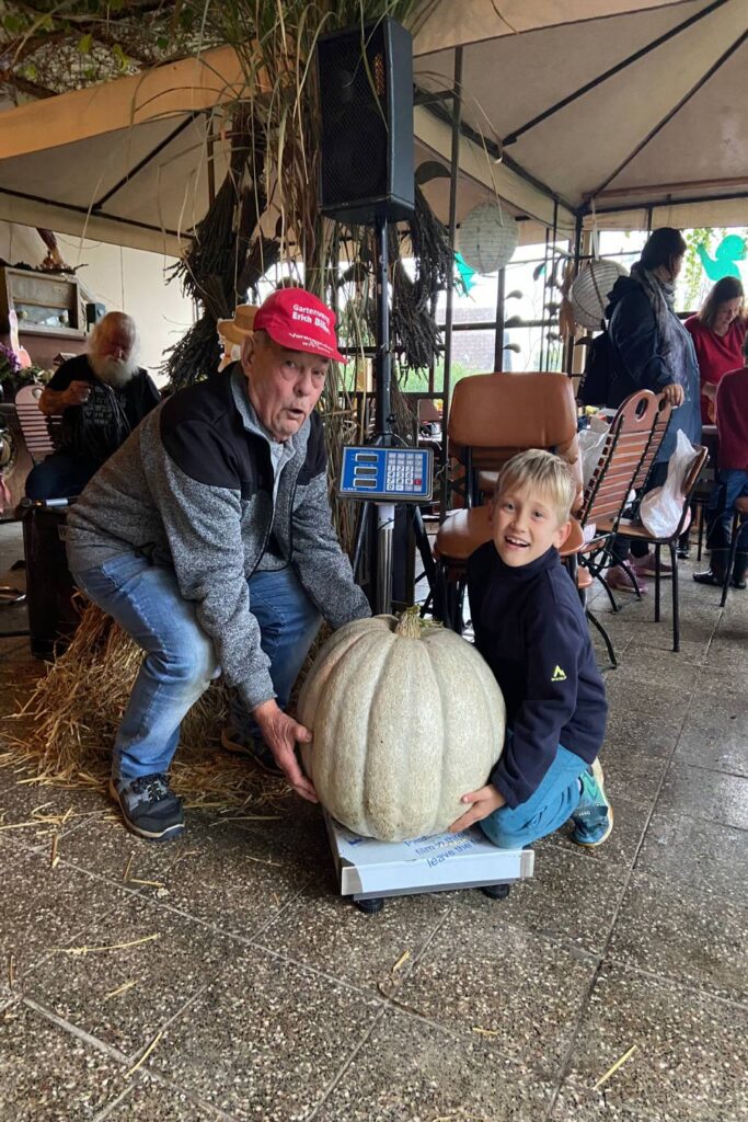 Herr Senkel mit Enkel und einem Kürbis