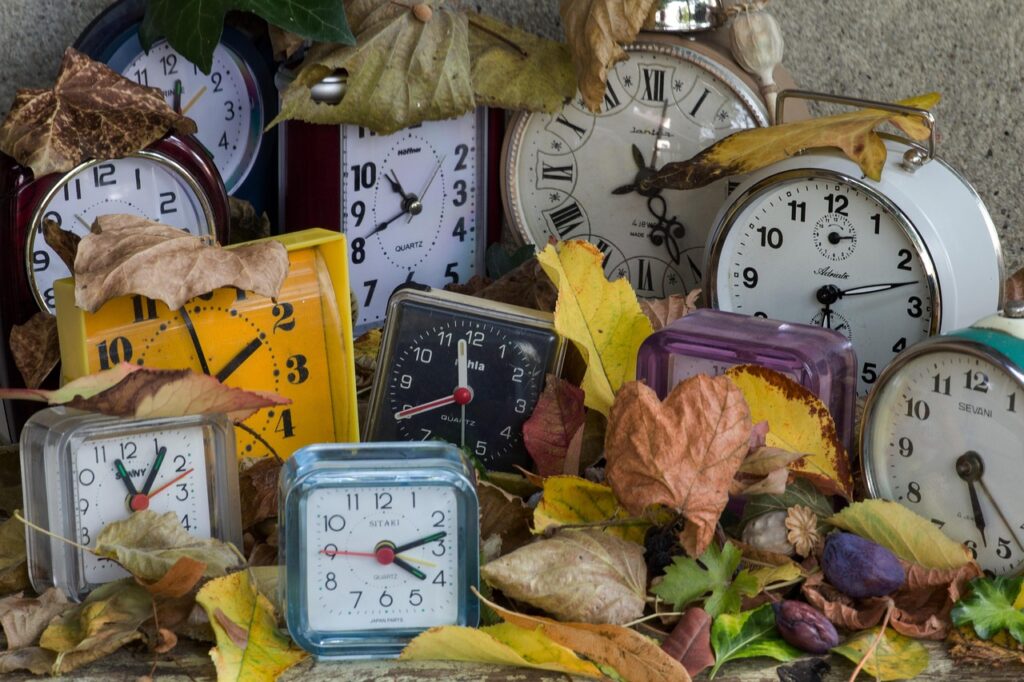 Uhren und Wecker mit herbstlichem Laub