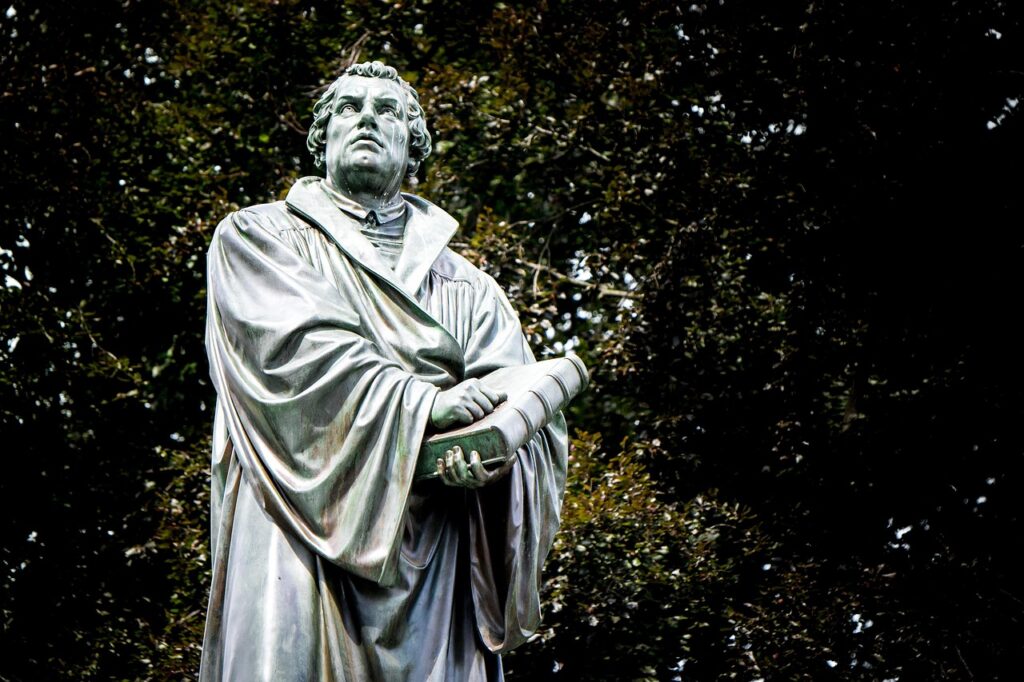 Martin Luther Statue in einem Park
