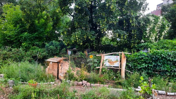 Die Bienenburg mit Infotafel im KGV Aronia