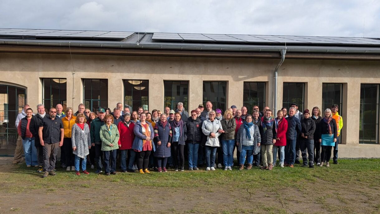 Die Teilnehmenden des Tag der Fachberatung 2025 vor dem Veranstaltungssaal