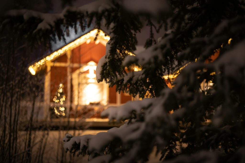 Eine beleuchtetende Hütte im Schnee