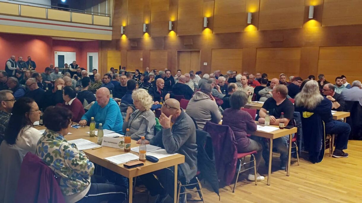 Die Mitglieder im Saal