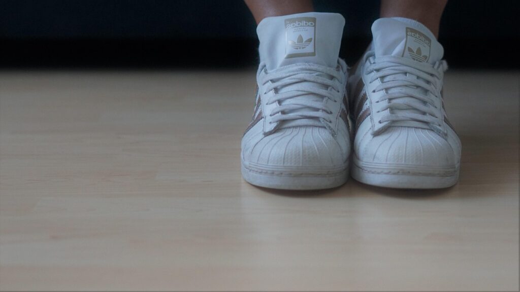 Turnschuhe auf Linoleum