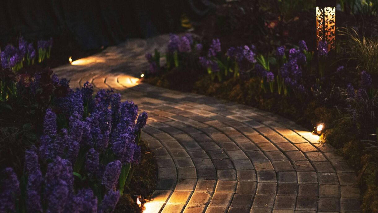Gartenweg mit Solarleuchten