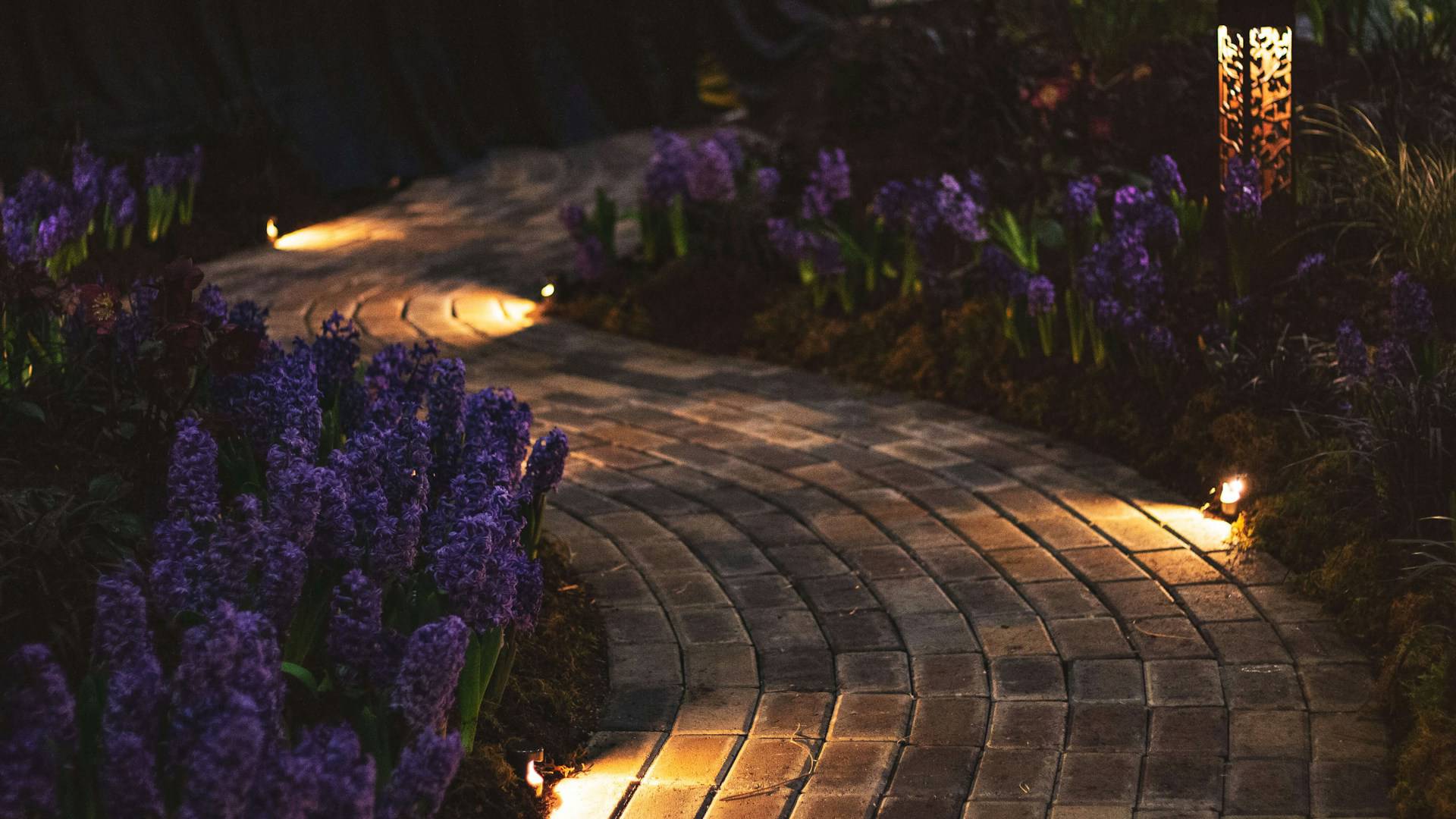 Gartenweg mit Solarleuchten