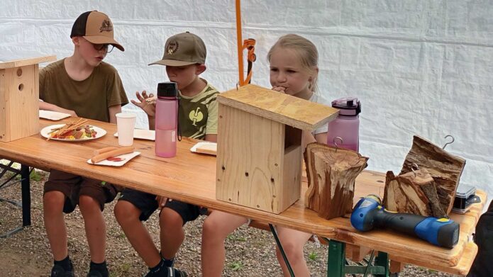 Kinder beim Basteln