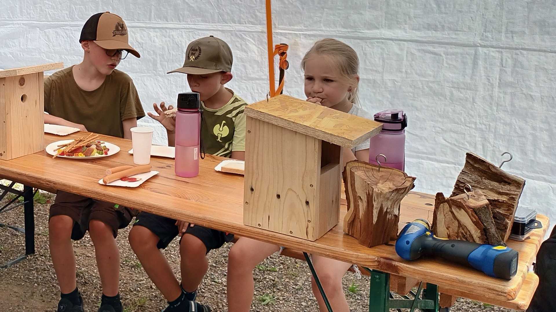 Kinder beim Basteln