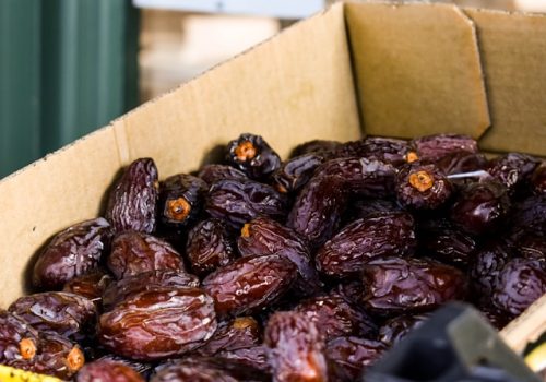 Datteln an einem Marktstand