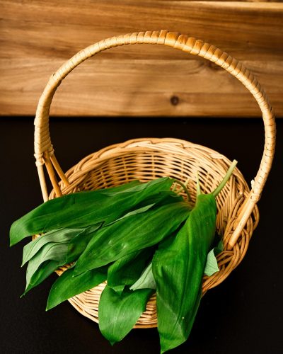 Bärlauchblätter im Korb