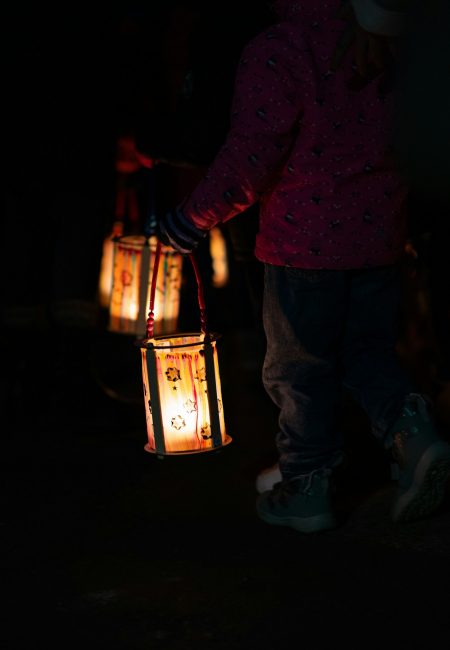 Leuchtende selbst gebastelte Laternen in Kinderhänden