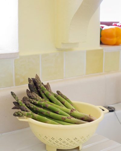 Grüner Spargel in der Küche