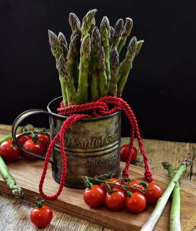 Grüner Spargel mit Cherry-Tomaten