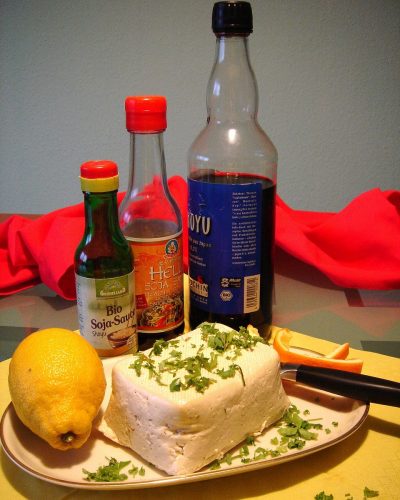 Tofublock mit Sojasoßen
